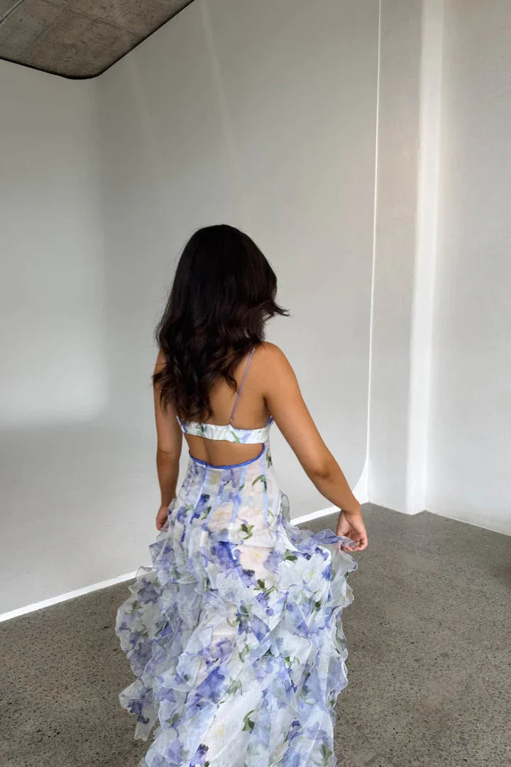 Vestido Maxi con volantes en blanco y azul floral con corsé | vestido de invitada de boda de verano