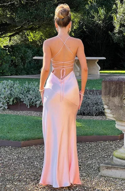 Vestido maxi de satén para la noche con escote en V y tirantes delgados