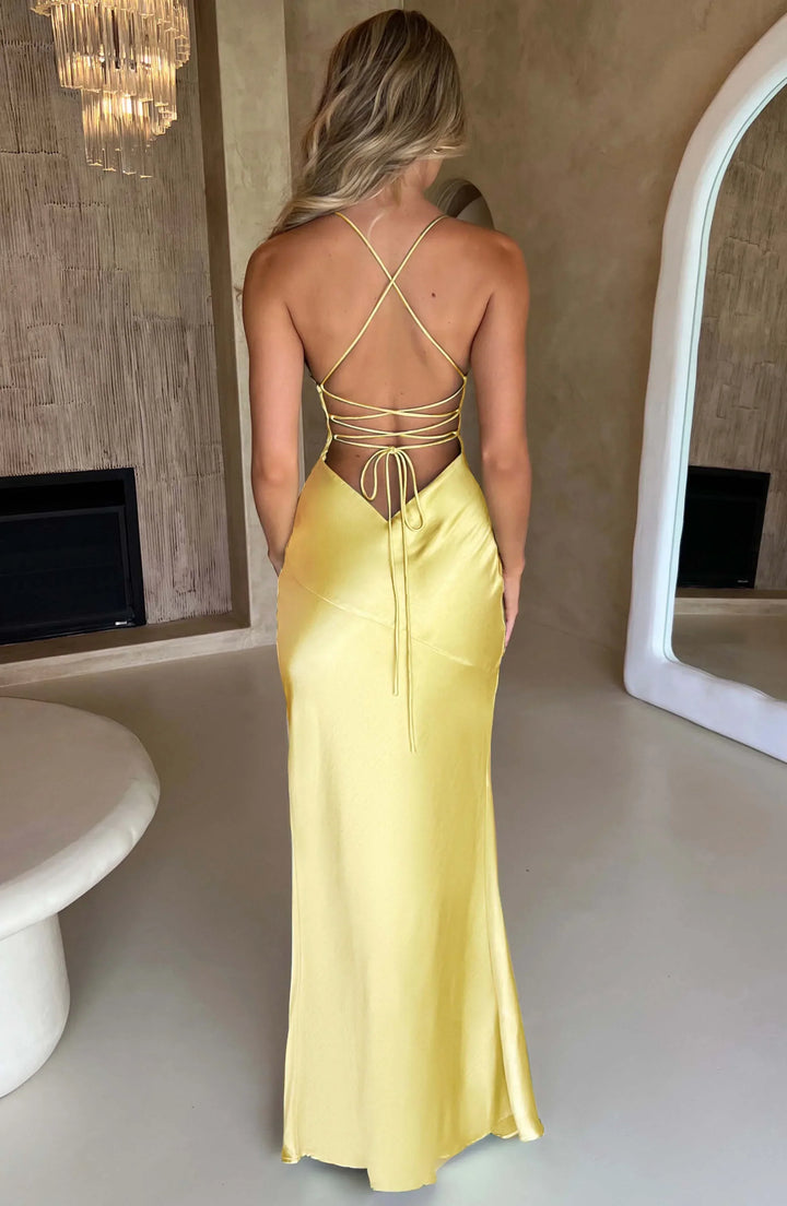 Vestido maxi de satén para la noche con escote en V y tirantes delgados