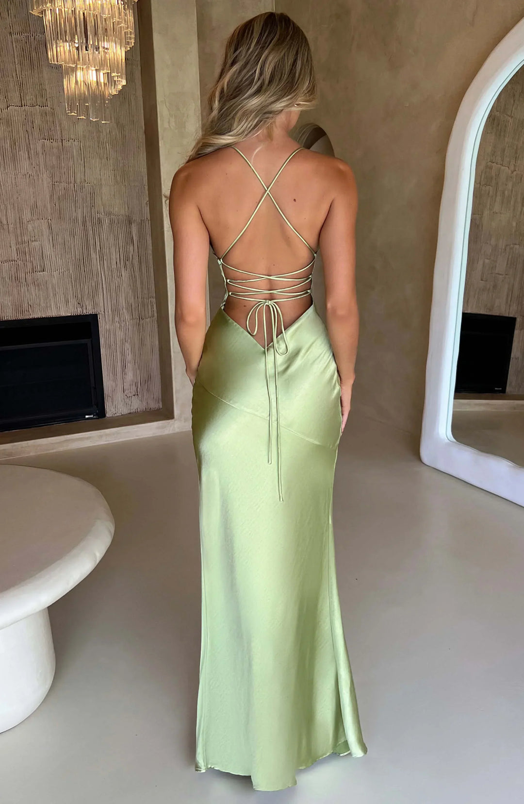 Vestido maxi de satén para la noche con escote en V y tirantes delgados