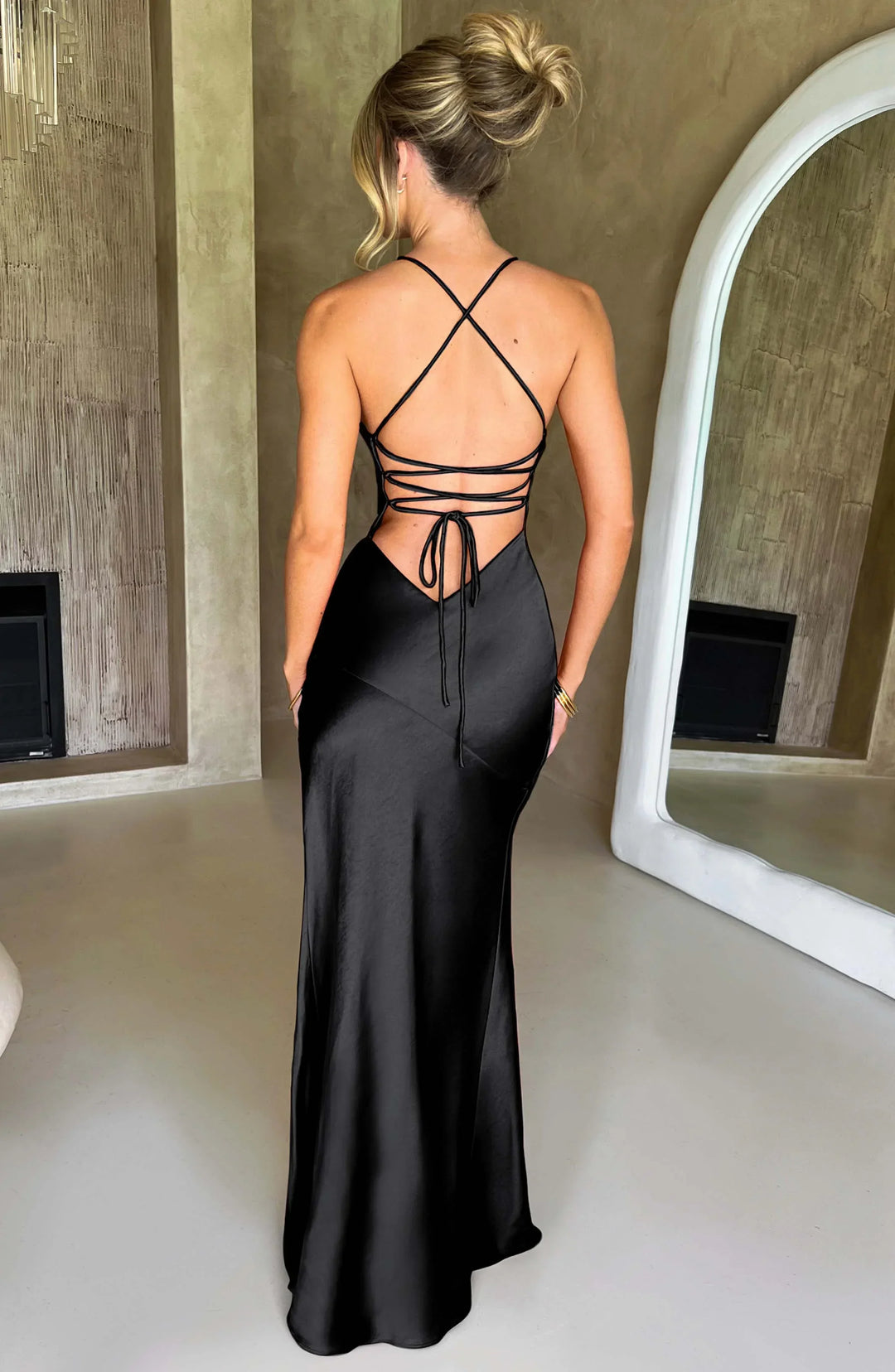 Vestido maxi de satén para la noche con escote en V y tirantes delgados
