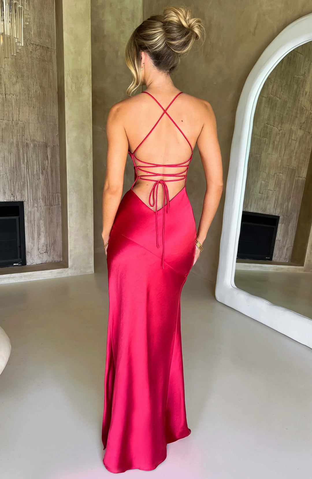 Vestido maxi de satén para la noche con escote en V y tirantes delgados