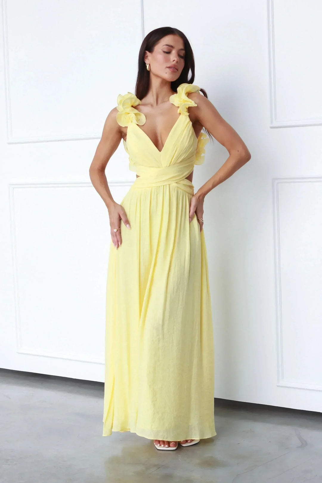 Vestido Maxi amarillo para mujeres con escote en V y hombros florales