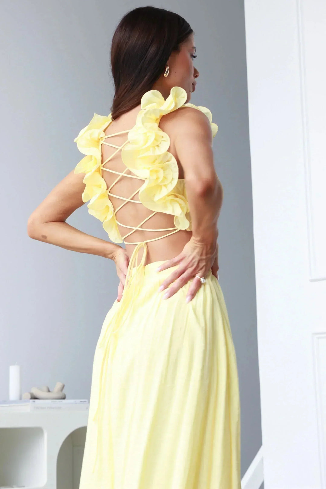 Vestido Maxi amarillo para mujeres con escote en V y hombros florales