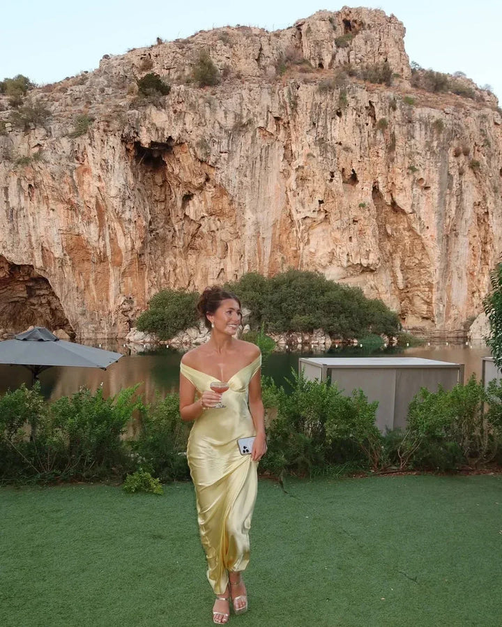 Vestido maxi de satén amarillo con escote off-the-shoulders, de noche