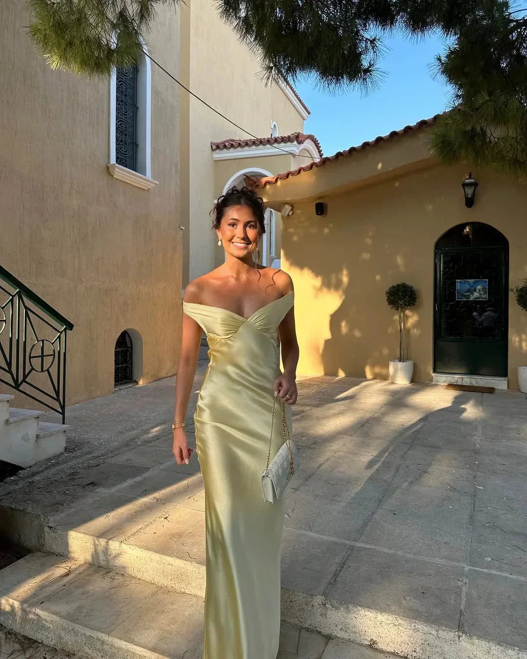 Vestido maxi de satén amarillo con escote off-the-shoulders, de noche