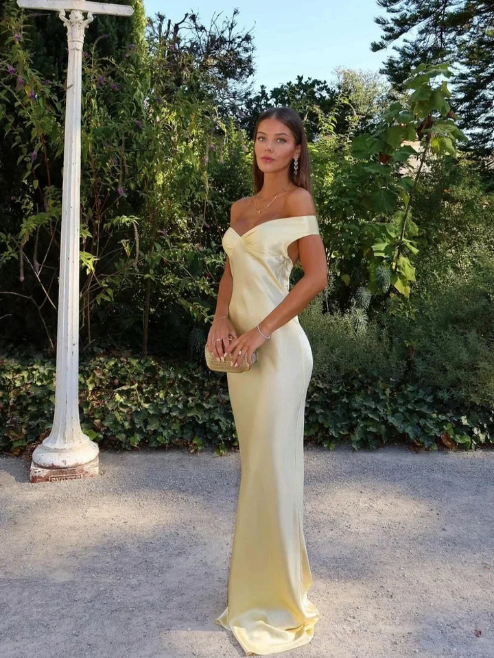 Vestido maxi de satén amarillo con escote off-the-shoulders, de noche