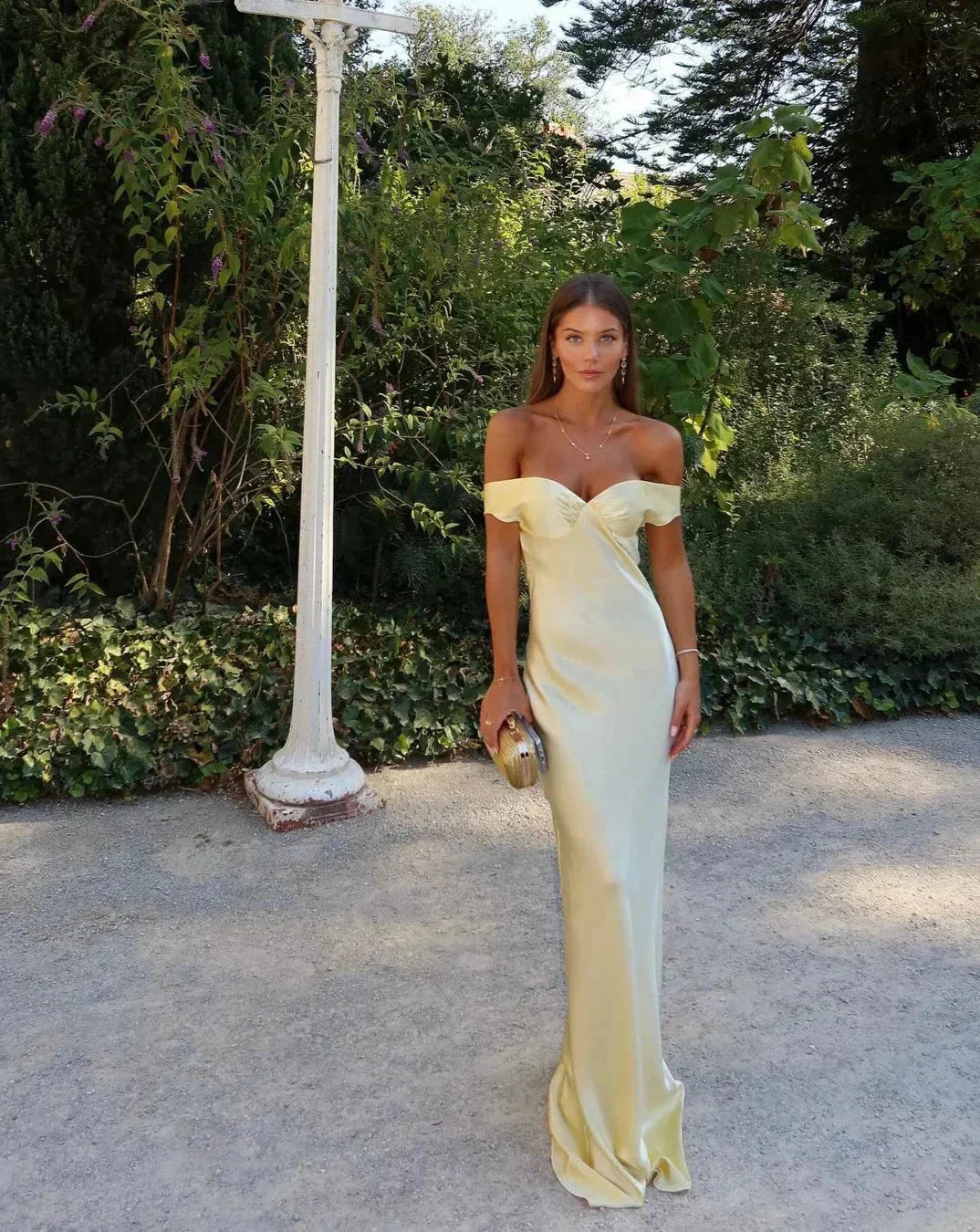 Vestido maxi de satén amarillo con escote off-the-shoulders, de noche