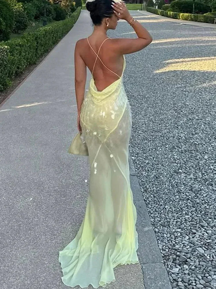 Vestido maxi amarillo con lentejuelas y espalda cruzada en V
