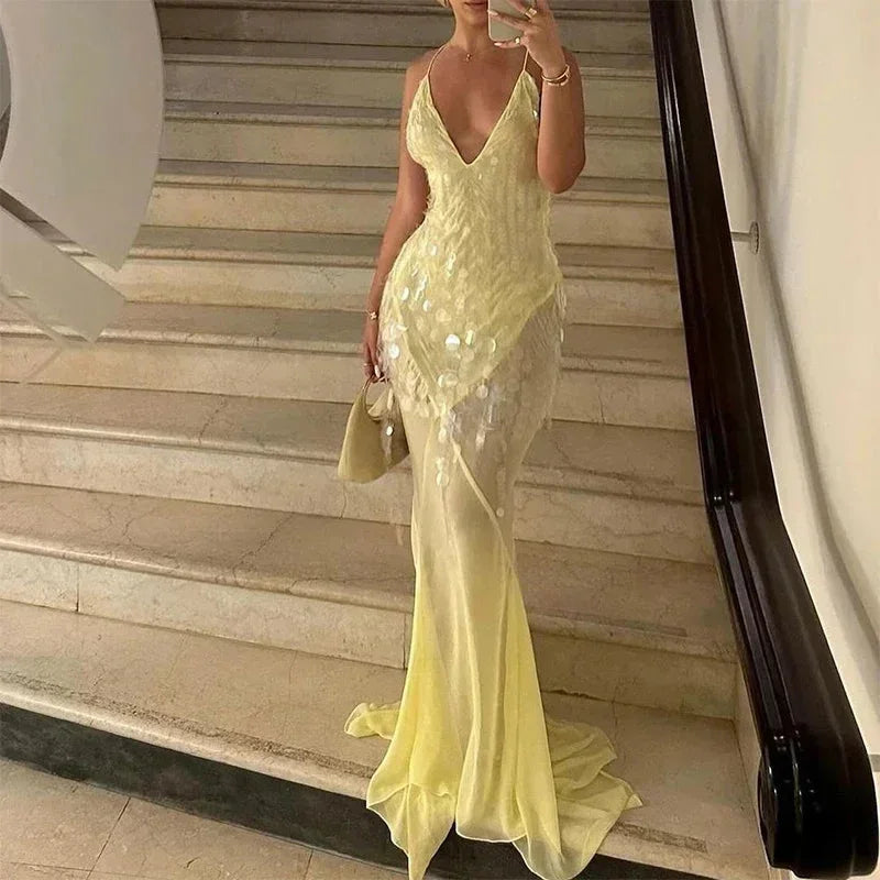 Vestido maxi amarillo con lentejuelas y espalda cruzada en V