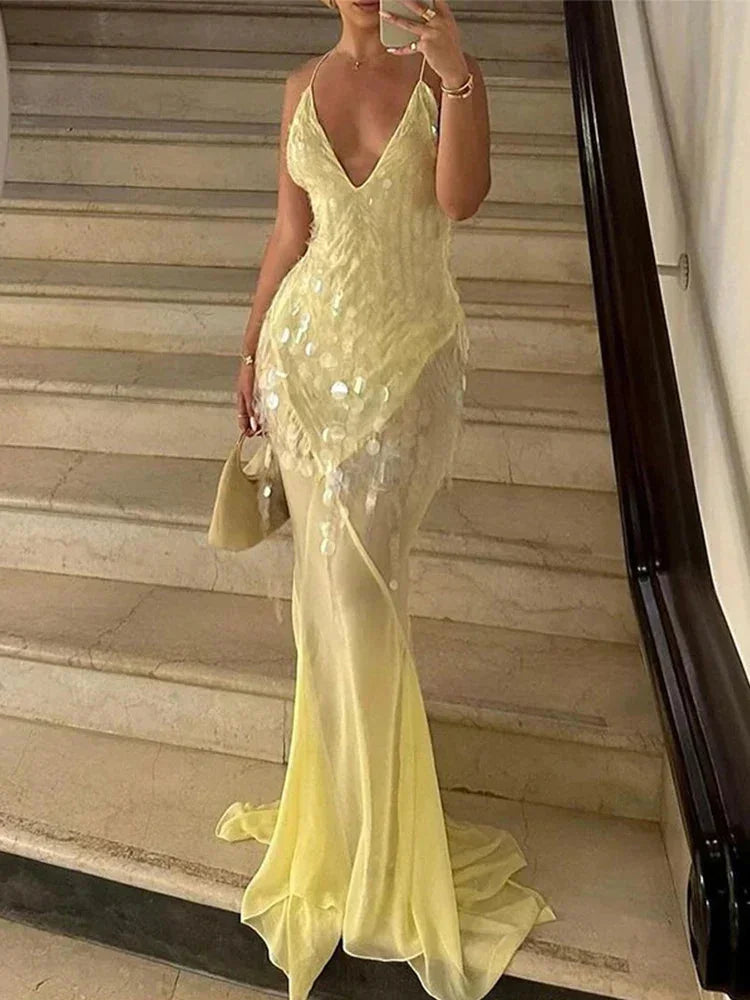 Vestido maxi amarillo con lentejuelas y espalda cruzada en V