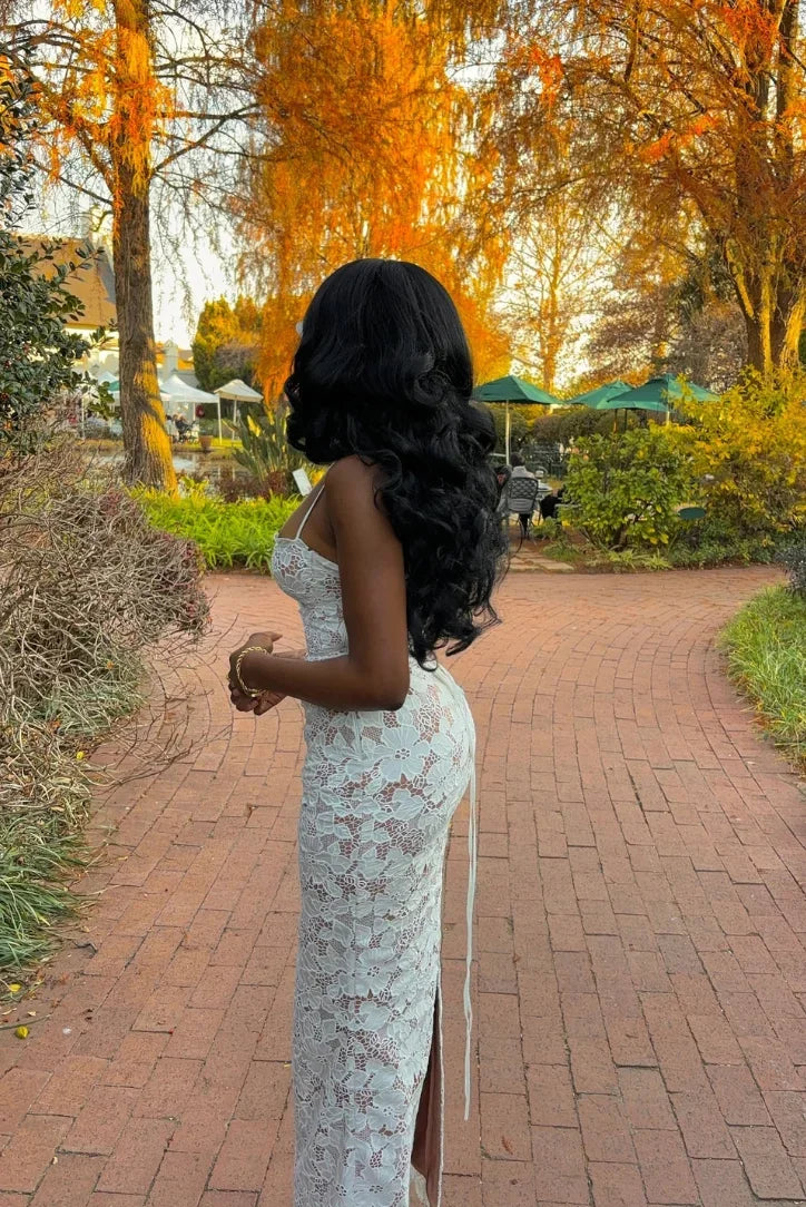 Vestido maxi blanco de encaje ajustado con tirantes finos