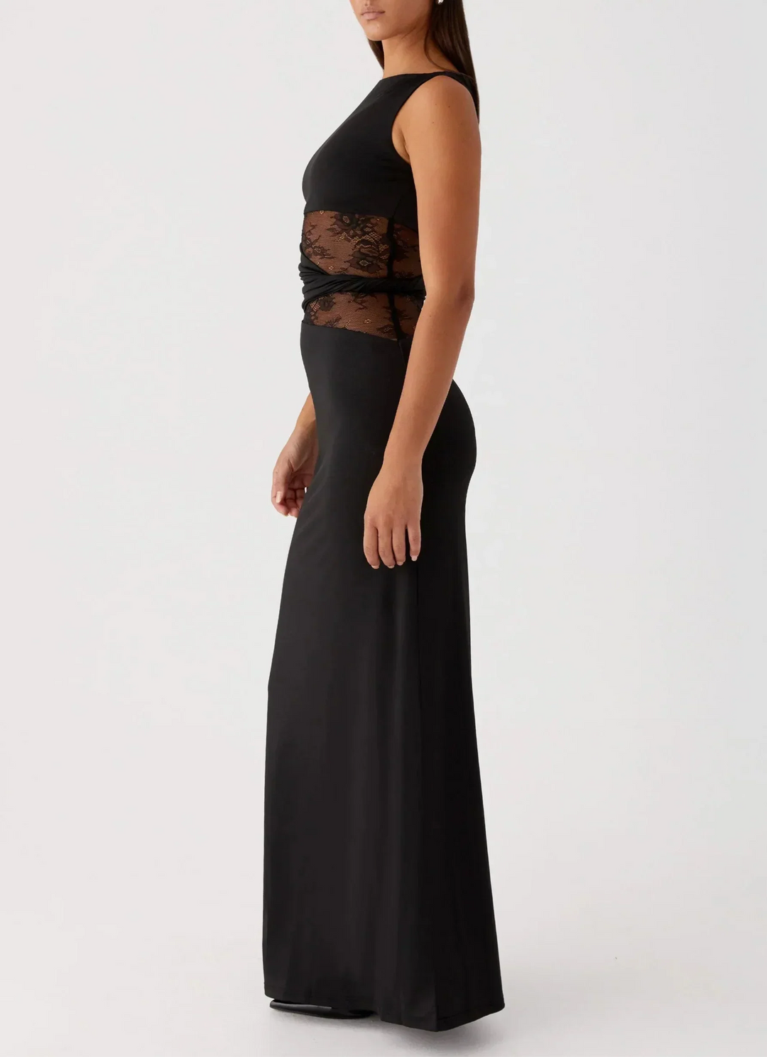 Vestido maxi negro con encaje y cortes