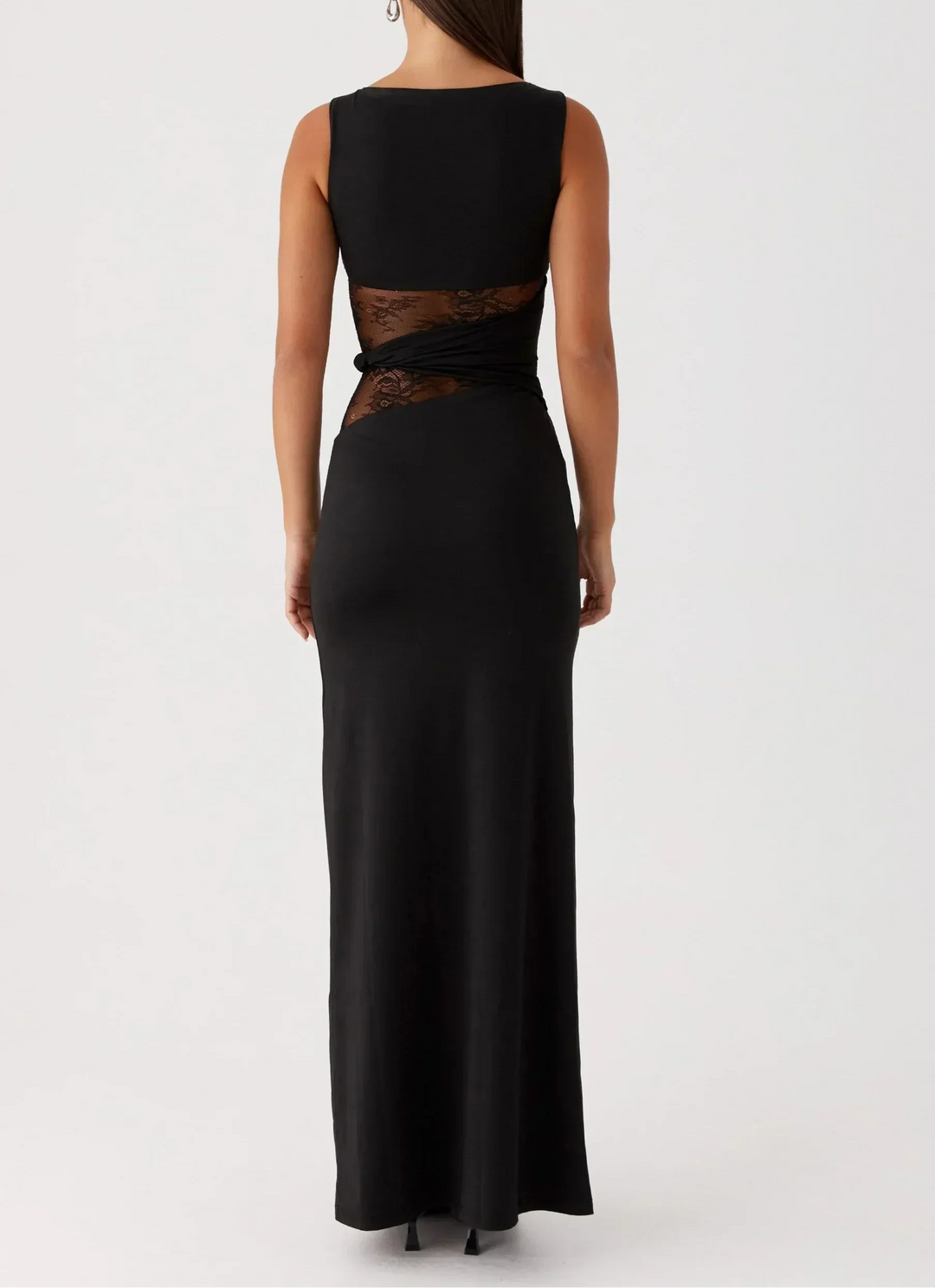 Vestido maxi negro con encaje y cortes