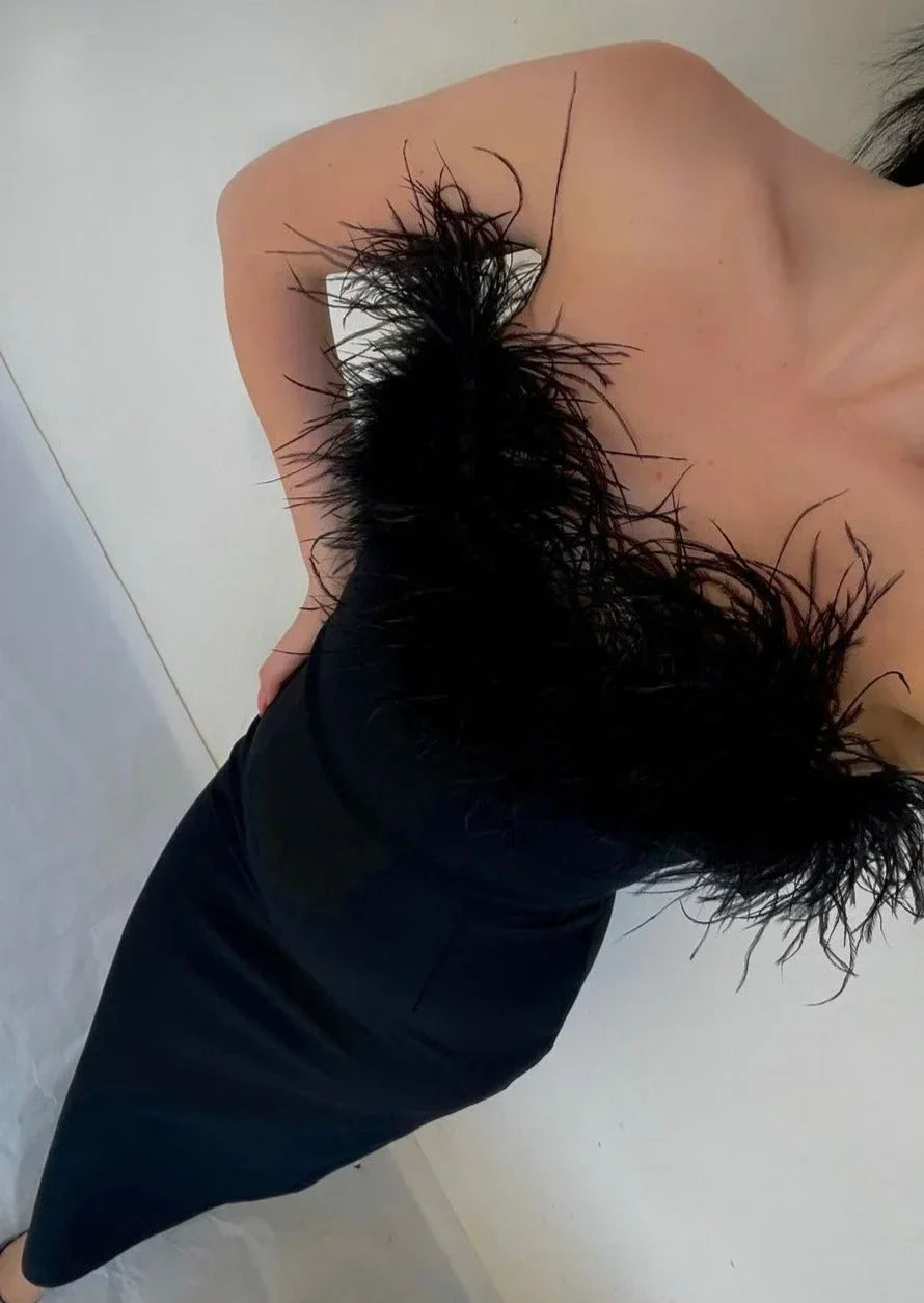 Vestido maxi negro sin tirantes con detalles de plumas