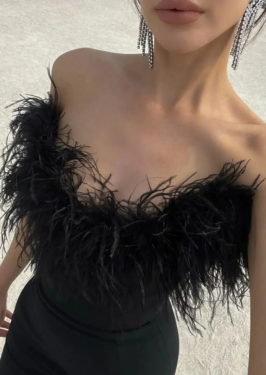 Vestido maxi negro sin tirantes con detalles de plumas