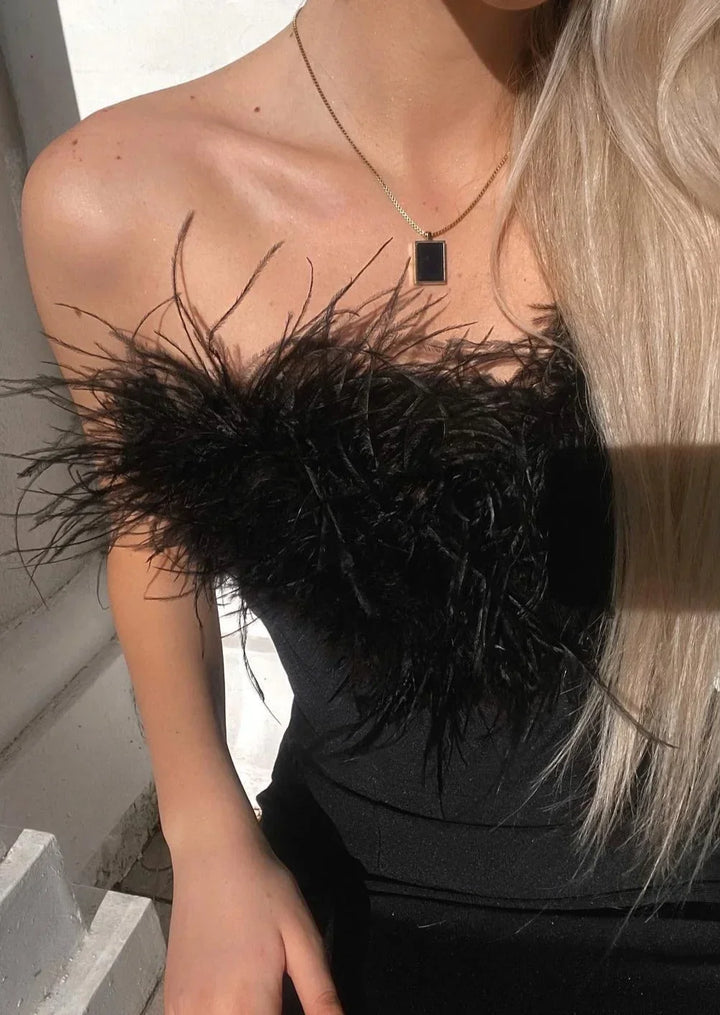 Vestido maxi negro sin tirantes con detalles de plumas