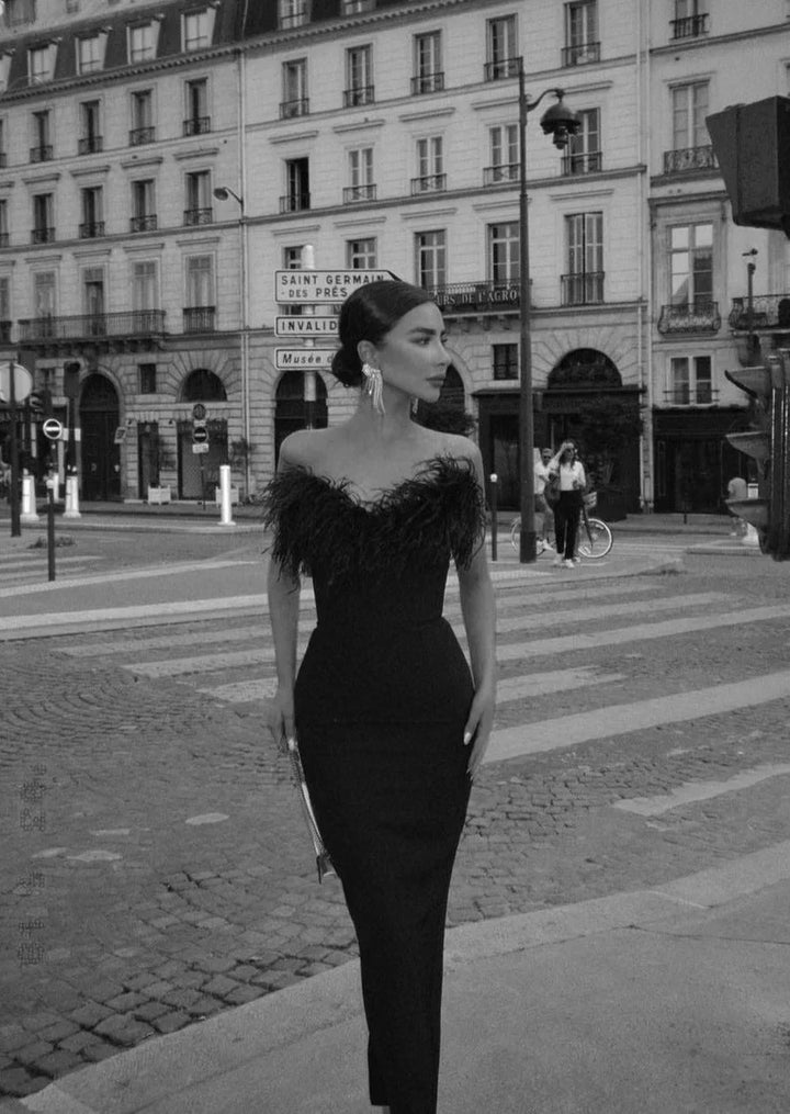 Vestido maxi negro sin tirantes con detalles de plumas