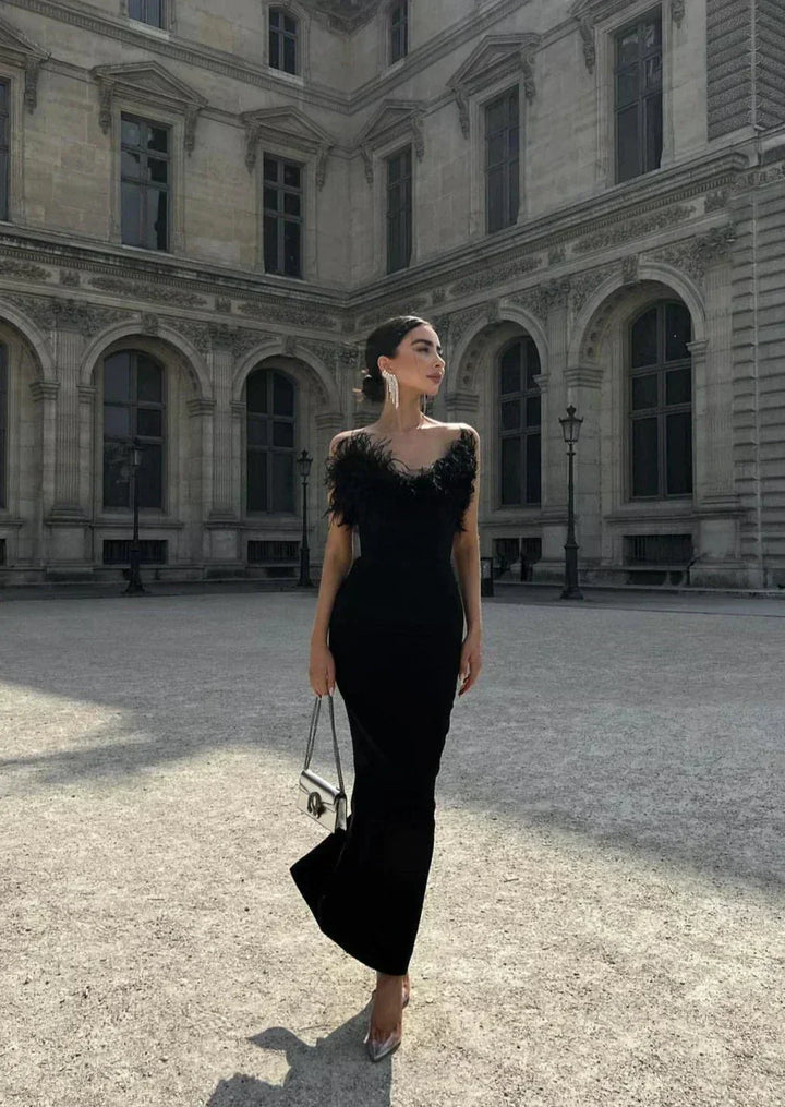 Vestido maxi negro sin tirantes con detalles de plumas