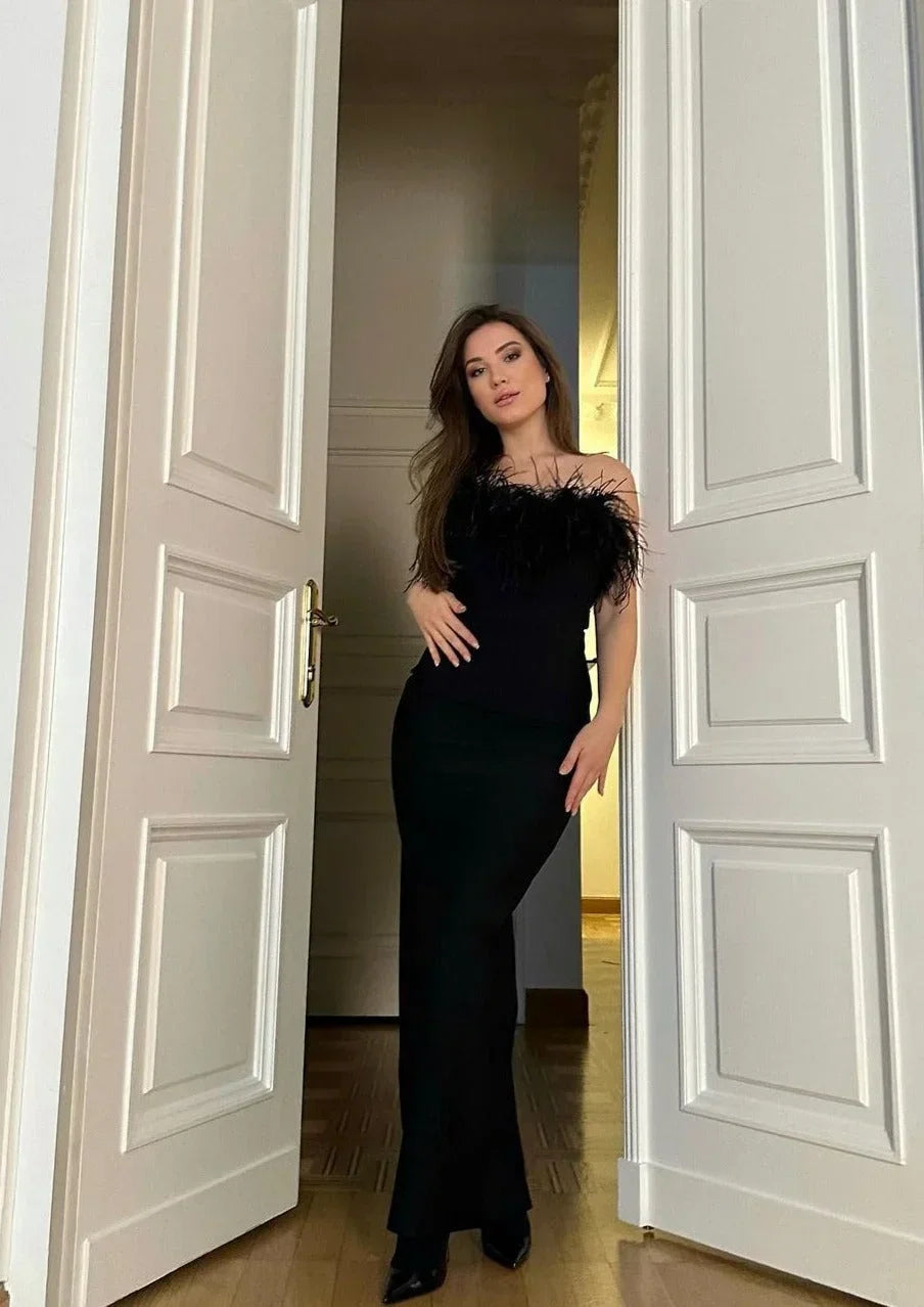 Vestido maxi negro sin tirantes con detalles de plumas