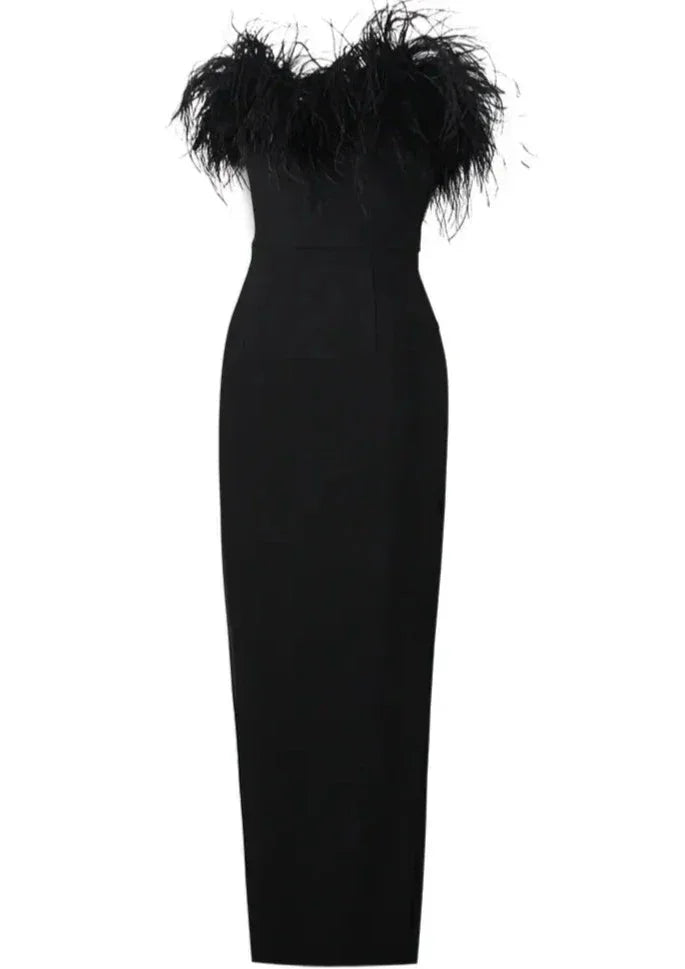 Vestido maxi negro sin tirantes con detalles de plumas