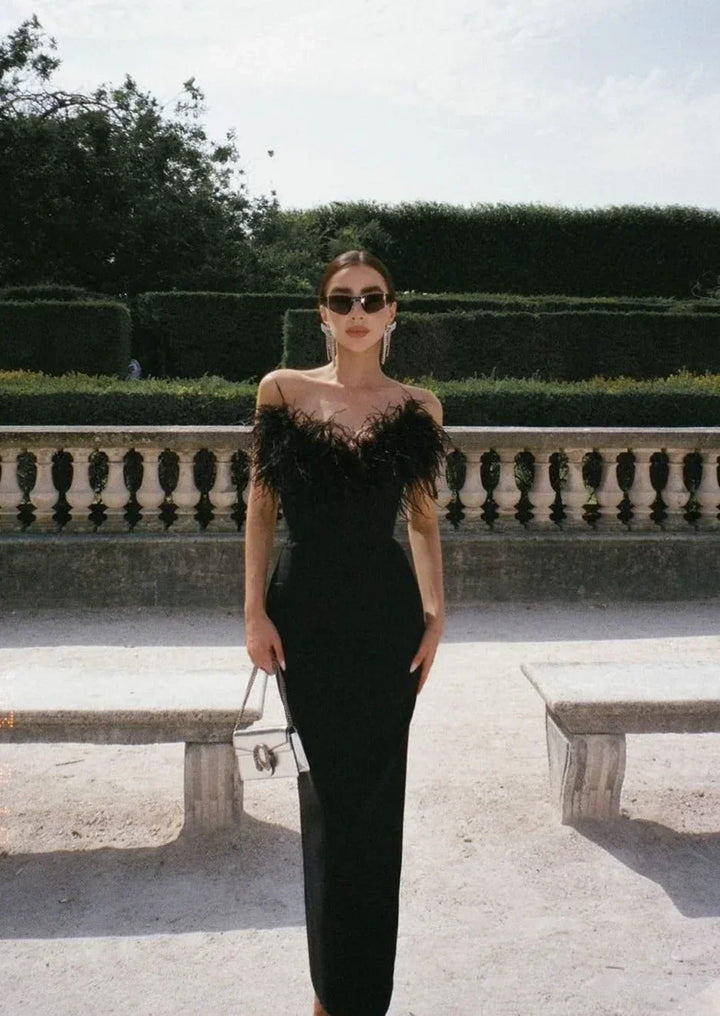 Vestido maxi negro sin tirantes con detalles de plumas