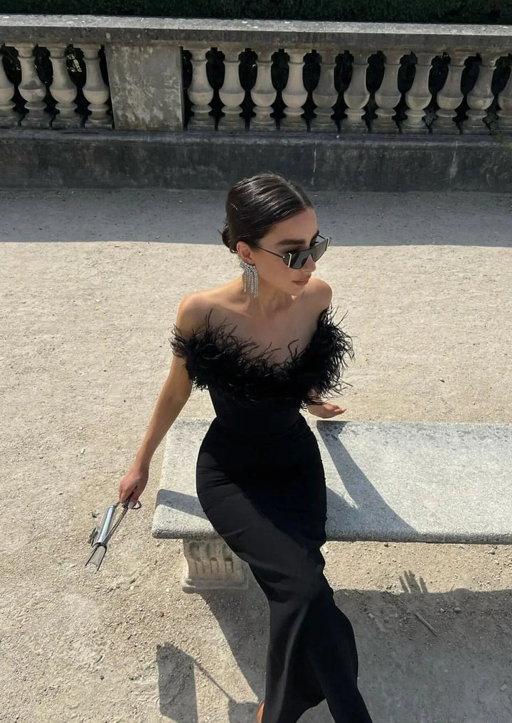 Vestido maxi negro sin tirantes con detalles de plumas