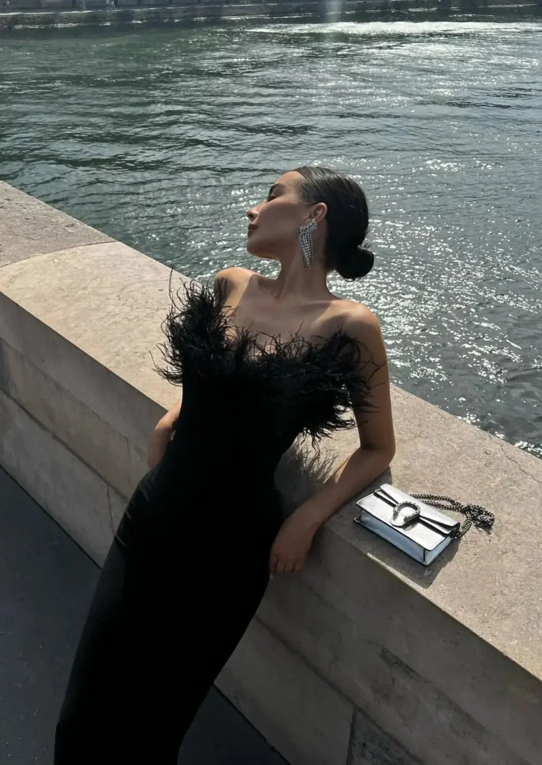 Vestido maxi negro sin tirantes con detalles de plumas