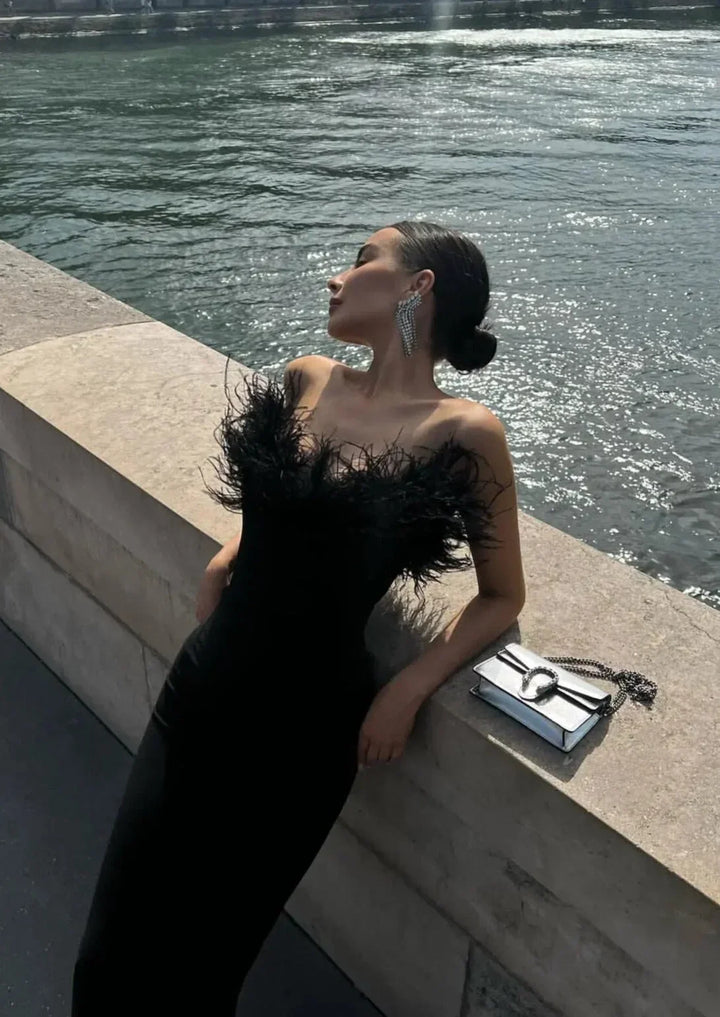 Vestido maxi negro sin tirantes con detalles de plumas