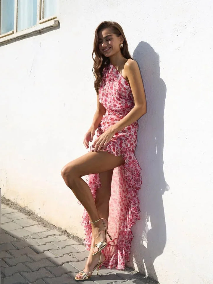 Vestido maxi rojo floral de un solo hombro con abertura y volantes