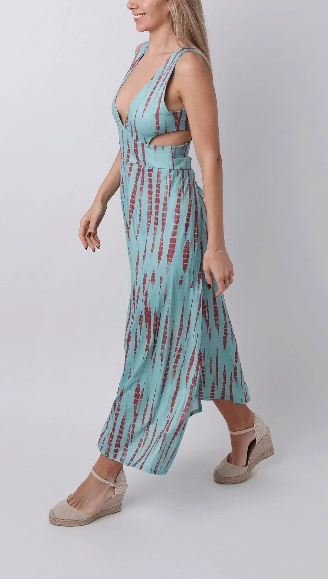 Vestido maxi tie-dye con corte y escote en V