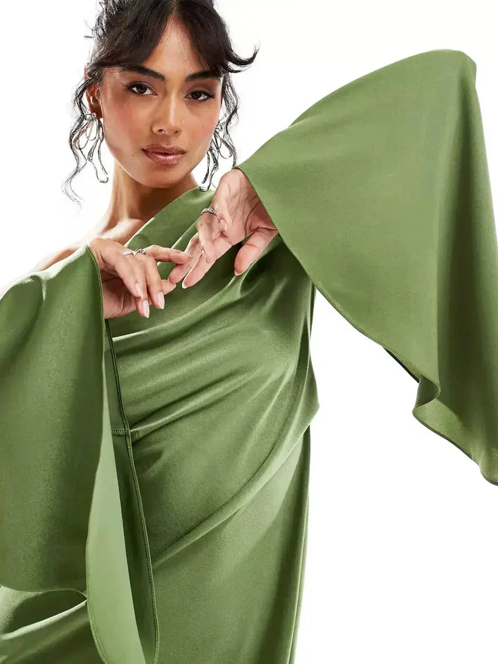 Largo vestido de noche maxi de satén verde con hombro descubierto