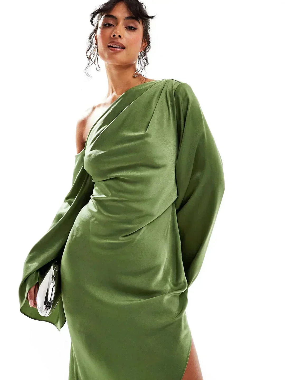 Largo vestido de noche maxi de satén verde con hombro descubierto