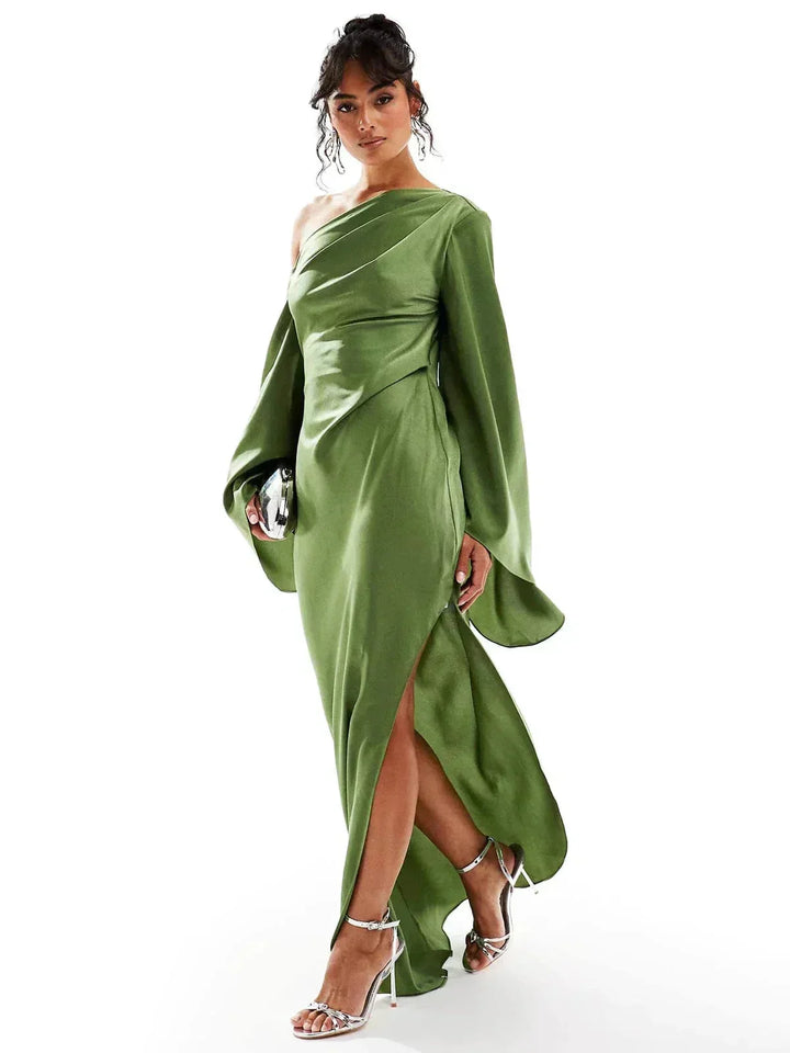 Largo vestido de noche maxi de satén verde con hombro descubierto