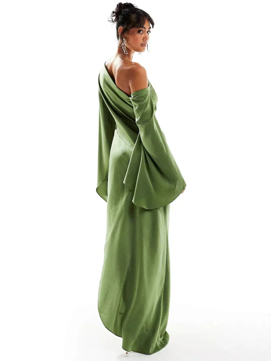 Largo vestido de noche maxi de satén verde con hombro descubierto