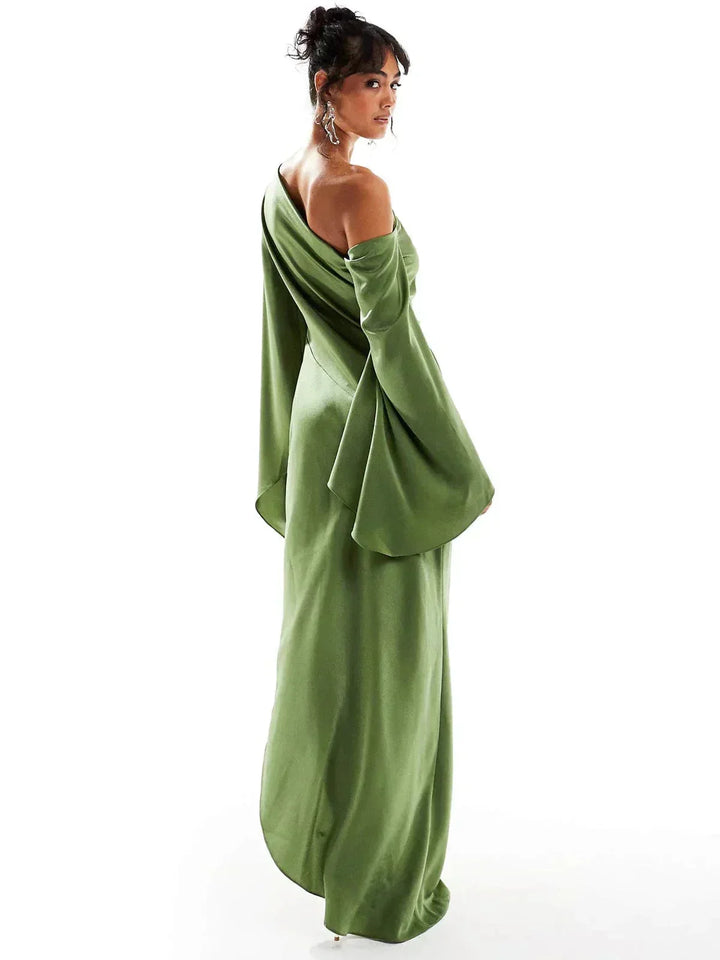 Largo vestido de noche maxi de satén verde con hombro descubierto