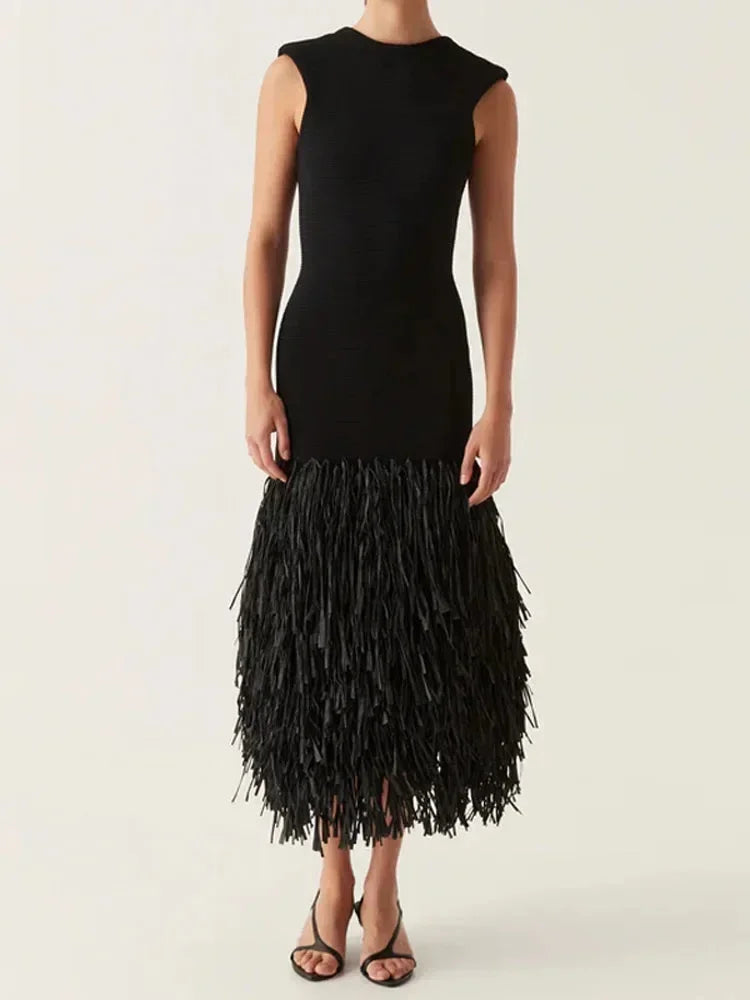 Vestido midi negro sin mangas con flecos