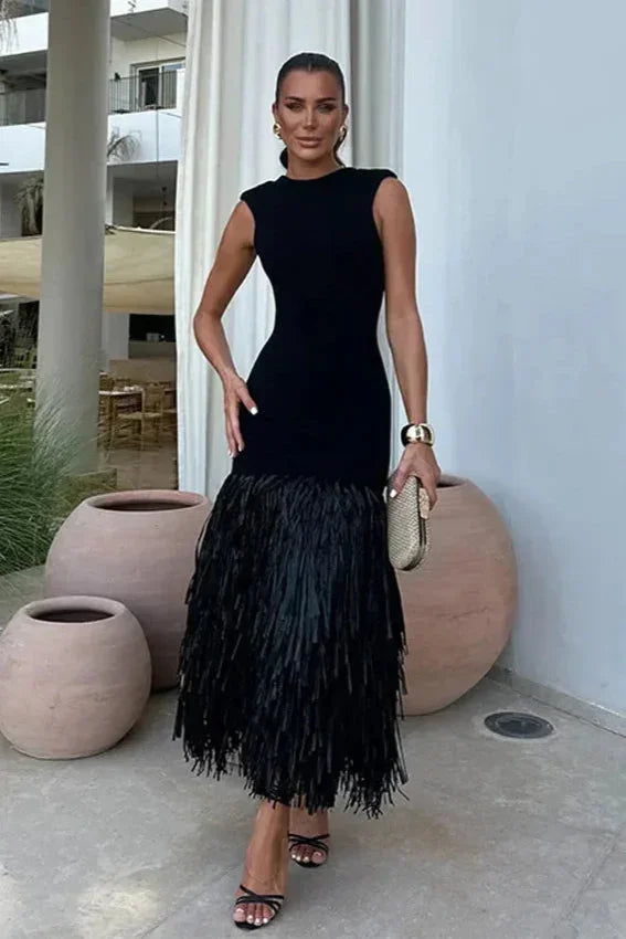 Vestido midi negro sin mangas con flecos