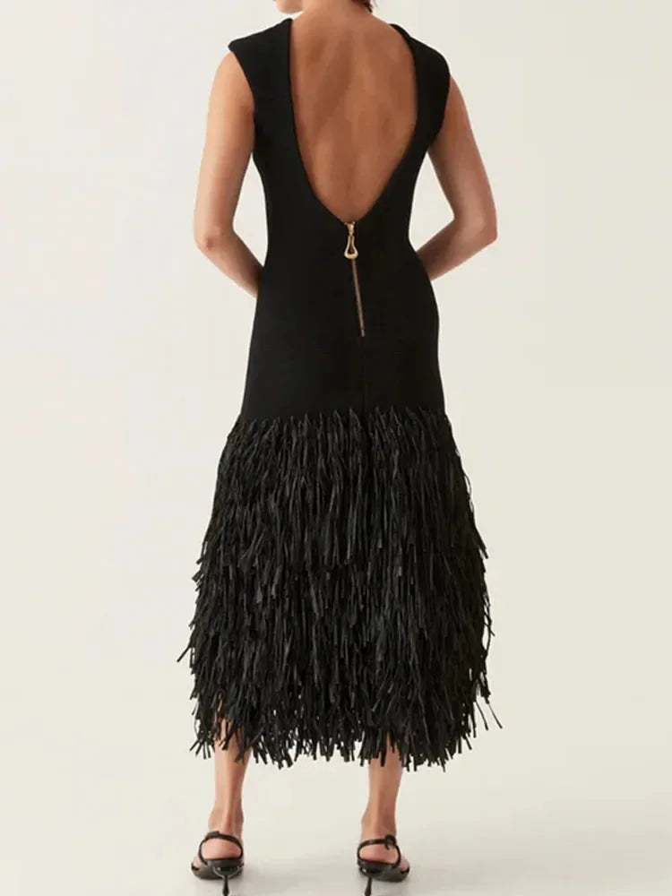 Vestido midi negro sin mangas con flecos