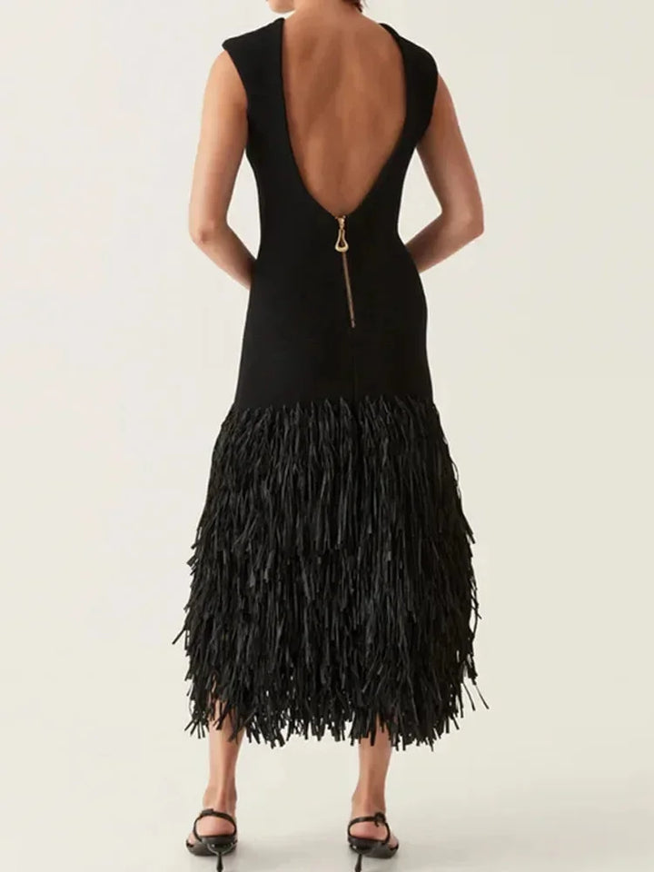 Vestido midi negro sin mangas con flecos