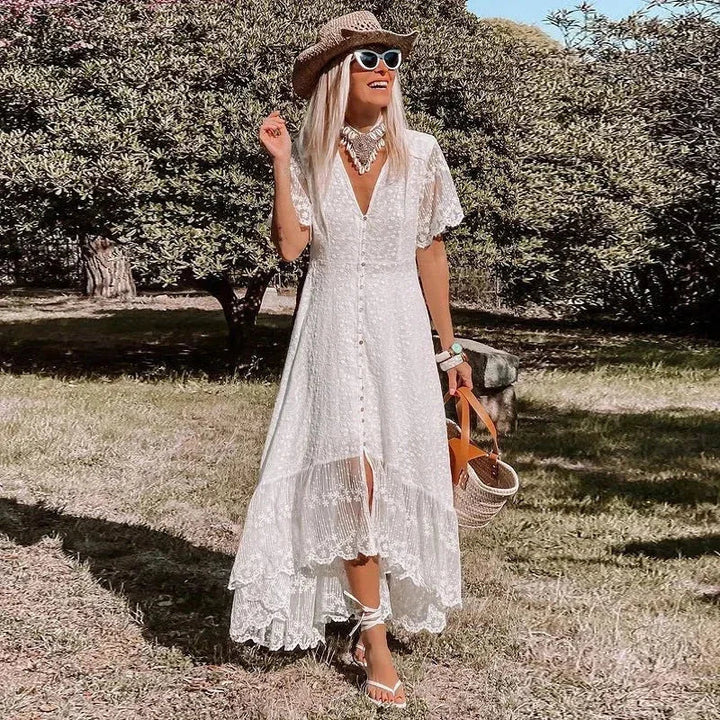 Vestido de verano blanco de encaje con corte asimétrico en V
