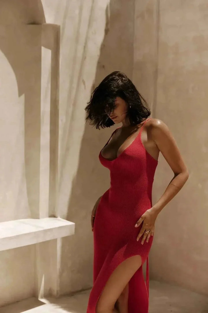 Selena – vestido maxilargo de punto sin espalda con escote profundo, alta abertura y tirantes de espagueti