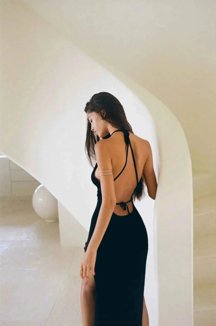 Selena – vestido maxilargo de punto sin espalda con escote profundo, alta abertura y tirantes de espagueti