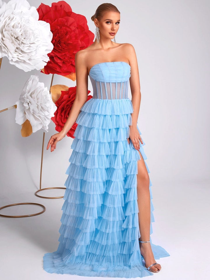 Vestido maxi sin tirantes con volantes para invitados de boda